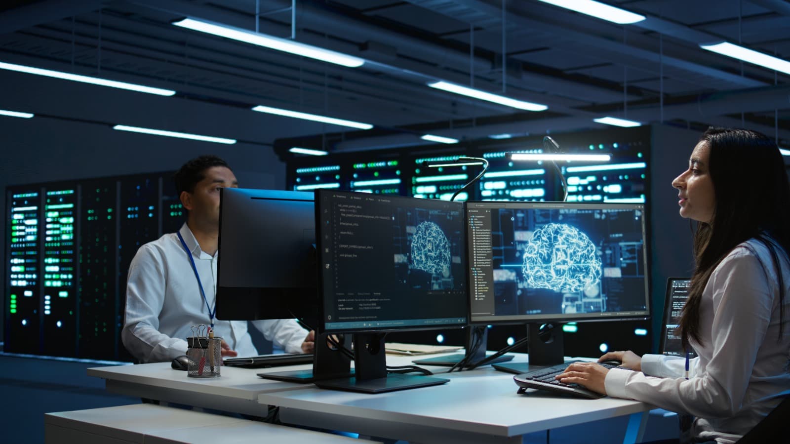 Equipo operando un centro de datos con visualizaciones de redes neuronales en múltiples monitores